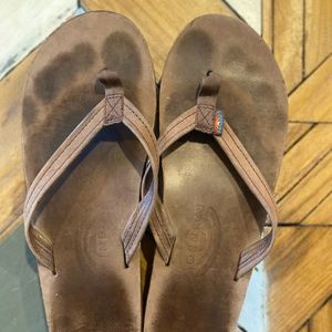 Size 7 brown rainbow sandals